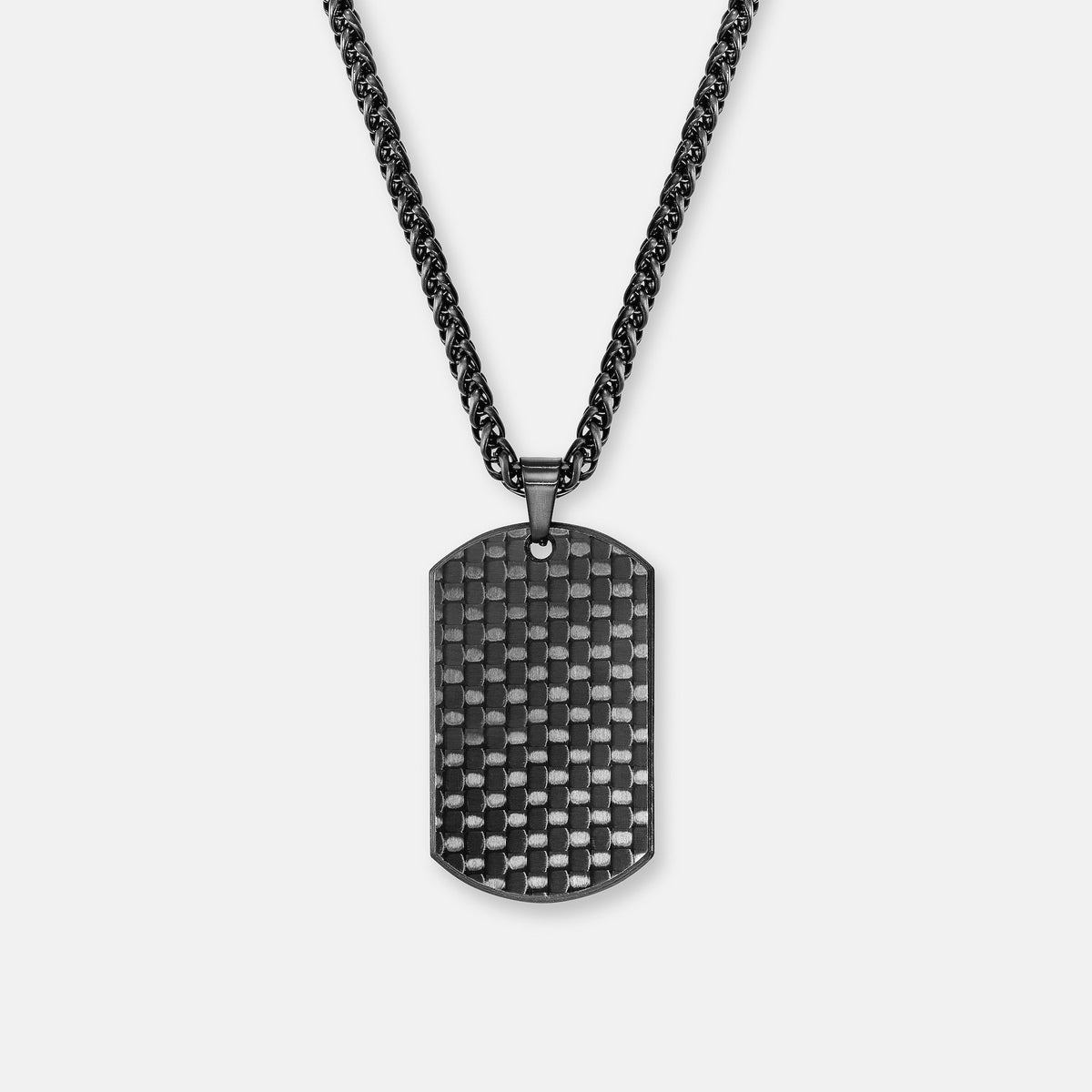 K12 Dogtag Chain mit gewebtem Carbon-Anhänger und schwarzer Kette auf hellem Hintergrund